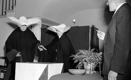 Kadr z Felliniego? Nie, wybory do Sejmu w styczniu 1957 roku, kiedy to jedyny raz w PRL masowo wzięł