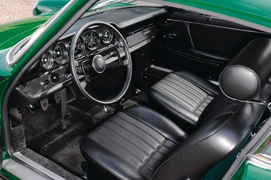 Klasyk jest solidnie wyremontowany i ma certyfikat autentyczności wydany przez Porsche.