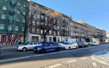 Charakterystyczna zabudowa ulicy Wileńskiej, widoczna od strony jezdni