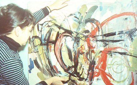 Maria Stangret-Kantor ze swoim obrazem informel, 1963