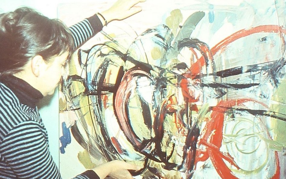 Maria Stangret-Kantor ze swoim obrazem informel, 1963