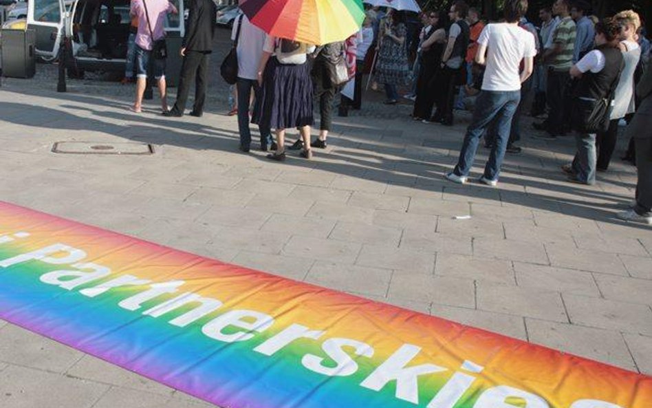 Zwolennicy związków partnerskich od lat domagają się ustawy w ich sprawie. Na zdjęciu pikieta przed 