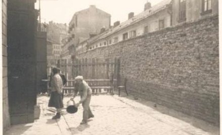 Ulica Bagno od strony placu Grzybowskiego, widok w kierunku południowym, w stronę ulic Wielkiej i Św