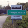 Tabliczka informująca o tym, że Zubrzyca Wielka objęta jest stanem wyjątkowym