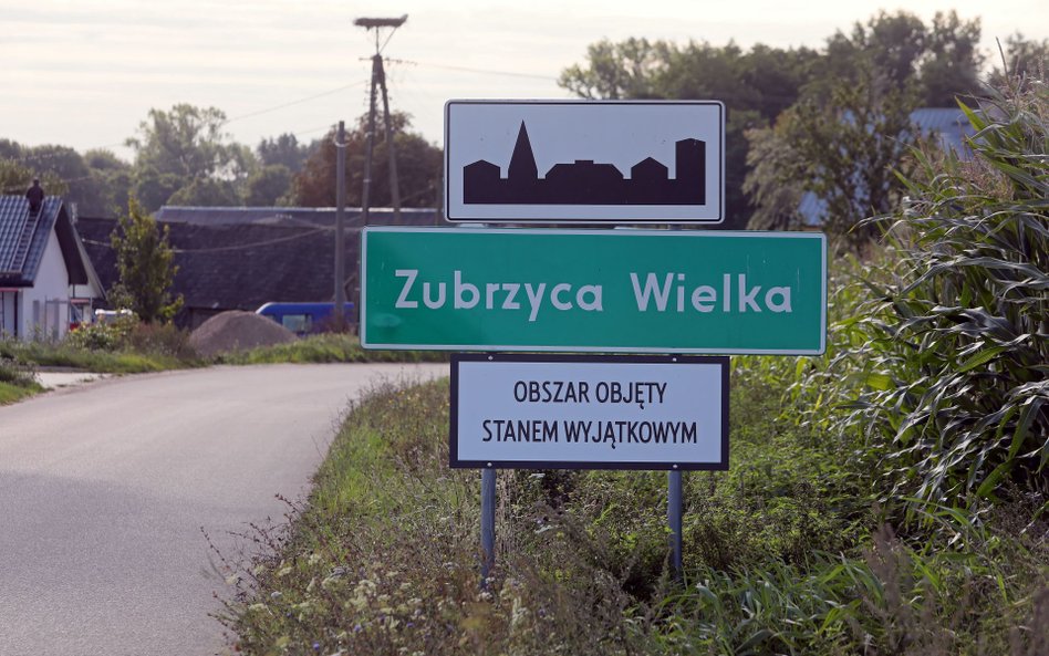 Tabliczka informująca o tym, że Zubrzyca Wielka objęta jest stanem wyjątkowym