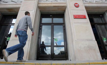 Według prokuratury na przestępczej działalności urzędników Ministerstwa Finansów budżet państwa stra