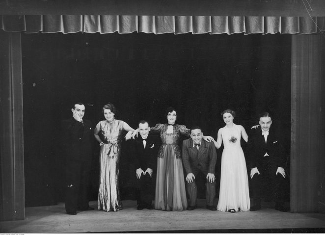 Zespół artystyczny kabaretu Małe Qui Pro Ouo. Od lewej Tadeusz Olsza, Olga Kamieńska, Wsiewołod Orło