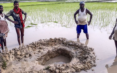 Indie: 13-kilogramowy meteoryt na polu ryżowym?