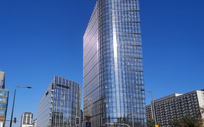 Kompleks Mennica Legacy Tower jest wynajęty głównie przez mBank (wieża) i WeWork (mniejszy budynek)