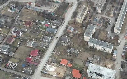 Nagrania z drona przeczą wersji Rosji. Żołnierze na ulicach Buczy, wokół ciała cywilów
