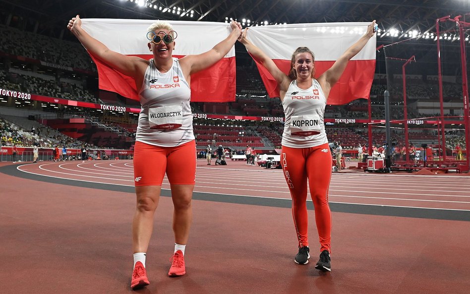 Runda honorowa Anity Włodarczyk i Malwiny Kopron na olimpijskim stadionie w Tokio