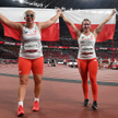 Runda honorowa Anity Włodarczyk i Malwiny Kopron na olimpijskim stadionie w Tokio