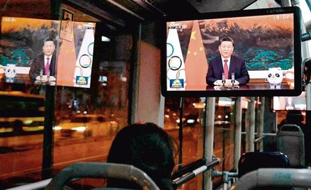 Xi Jinping 3 lutego na ekranie monitora w pekińskim autobusie