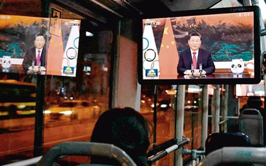 Xi Jinping 3 lutego na ekranie monitora w pekińskim autobusie