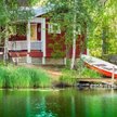 Kiosk na bloczkach jako dacza nad jeziorem