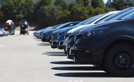 Firmy przechodzą na wynajem aut