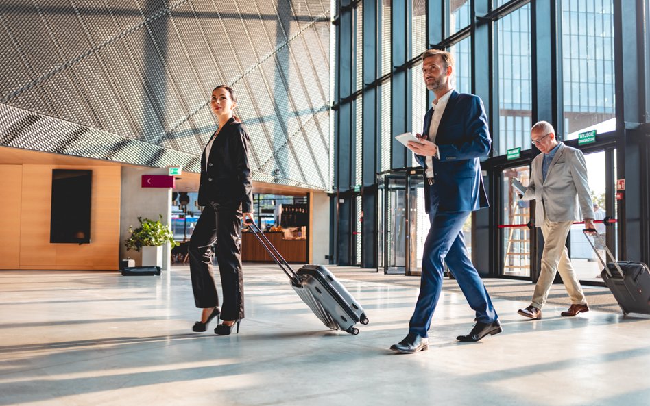 Koniec ery „spotkajmy się na Zoomie”. Biznes wraca do latania