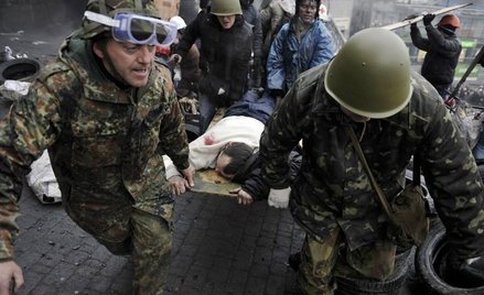 Protestujący ranni w czwartkowych zamieszkach w Kijowie.