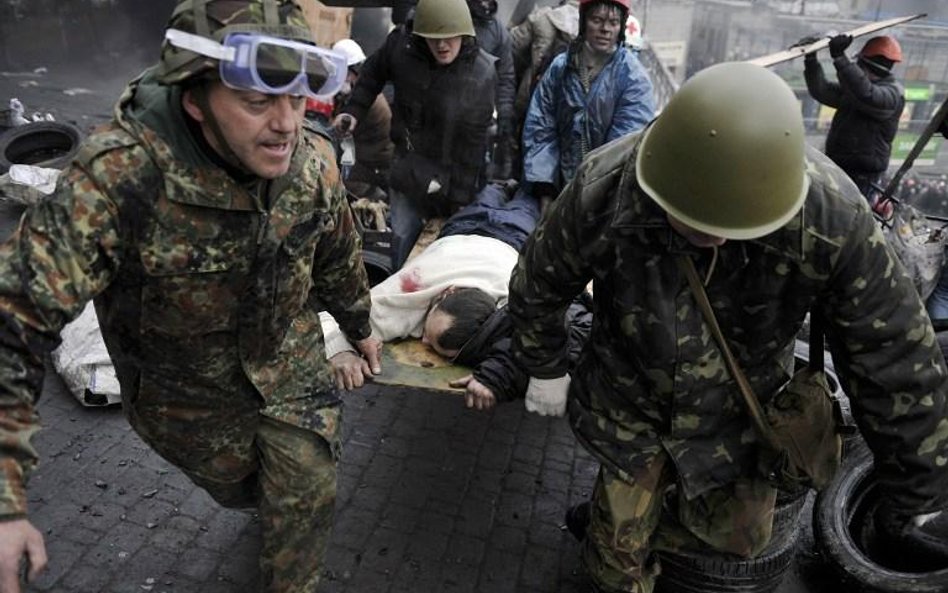 Protestujący ranni w czwartkowych zamieszkach w Kijowie.