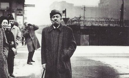 Amerykanin w Berlinie. Niecałe dwadzieścia lat po podróży do Rosji. John Steinbeck pozuje przy murze