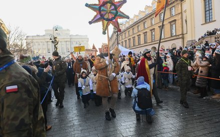 Wolontariusze na całej trasie rozdawali papierowe korony oraz śpiewniki, co pozwoliło warszawiakom n