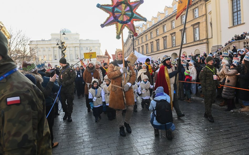 Wolontariusze na całej trasie rozdawali papierowe korony oraz śpiewniki, co pozwoliło warszawiakom n