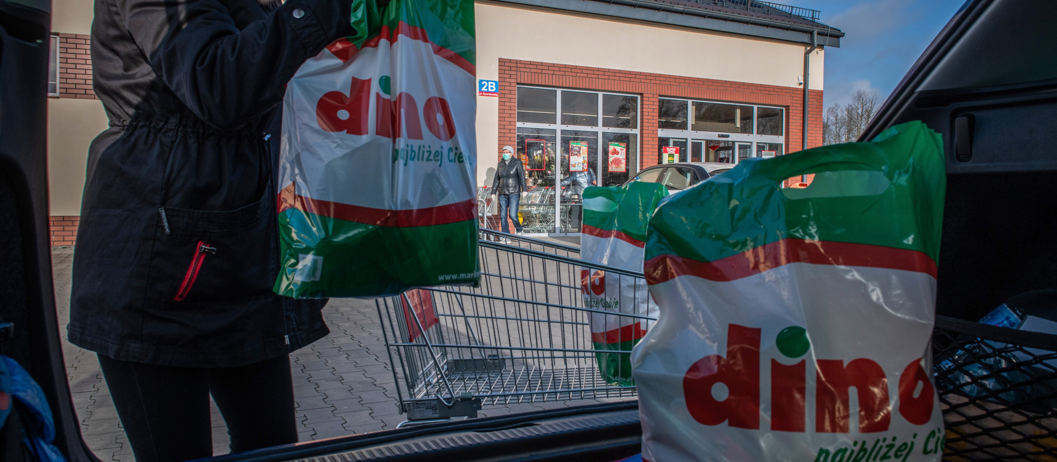 UOKiK uderza w Dino i firmy logistyczne. Zarzuty zmowy na rynku pracy
