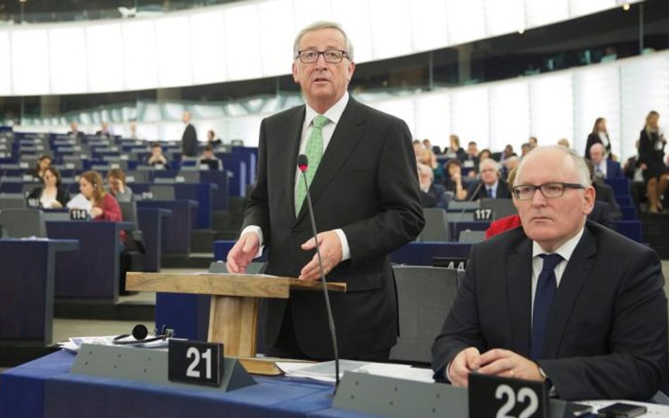 Szef Komisji Europejskiej Jean-Claude Juncker i jego zastępca Frans Timmermans czekają na ostateczny