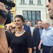 Sahra Wagenknecht po wiecu wyborczym w Altenburgu w Turyngii. Siwy mężczyzna w błękitnej koszuli w t