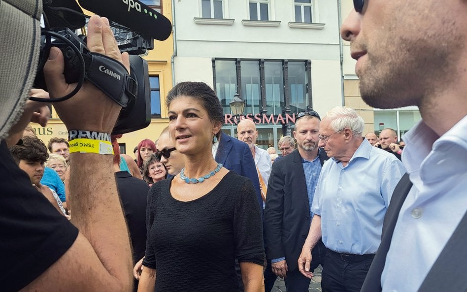 Sahra Wagenknecht po wiecu wyborczym w Altenburgu w Turyngii. Siwy mężczyzna w błękitnej koszuli w t