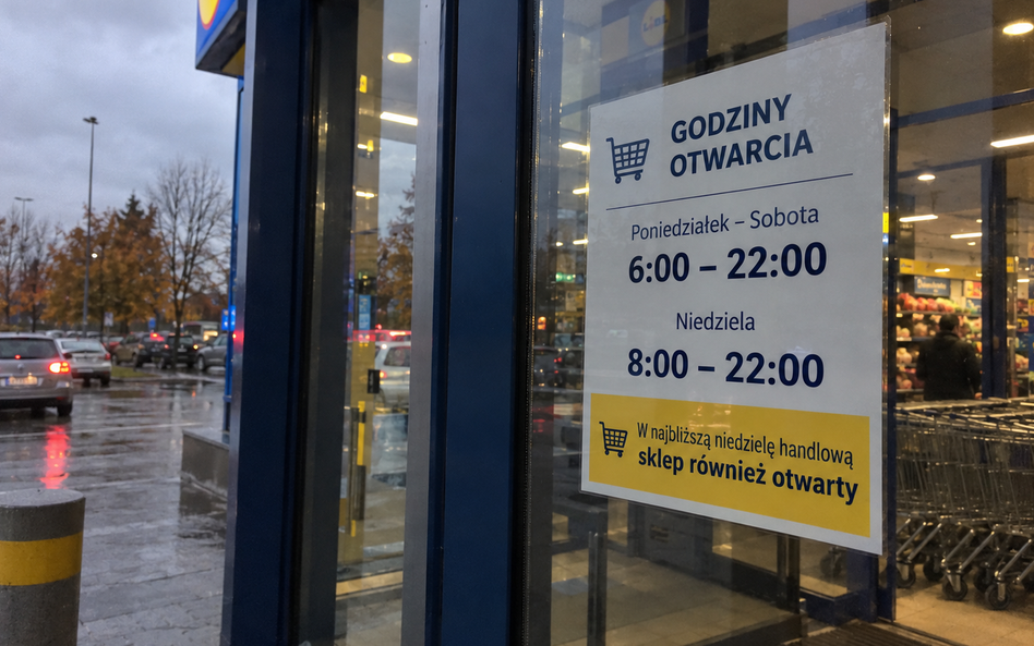 Polacy przyzwyczaili się do niedziel bez handlu, ale wciaż wyczekują weekendów, kiedy zakupy mogą ro