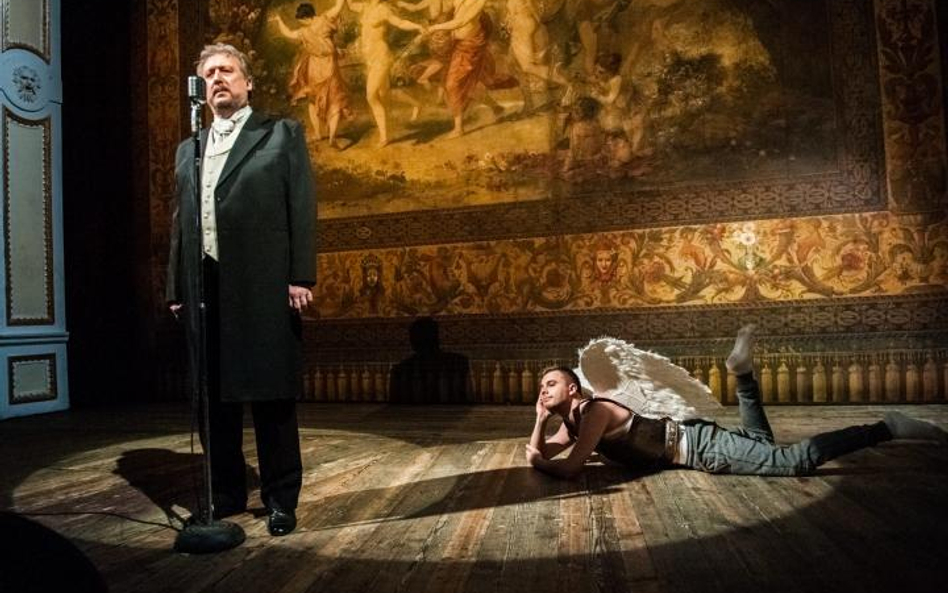 Scena ze spektaklu „Lalka” według Bolesława Prusa w Teatrze Polskim w Bielsku-Białej