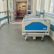 W niektórych szpitalach medycy na kontraktach otrzymują wynagrodzenia z opóźnieniem