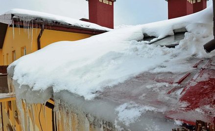 Czapa śniegu rośnie na dachu od początku zimy