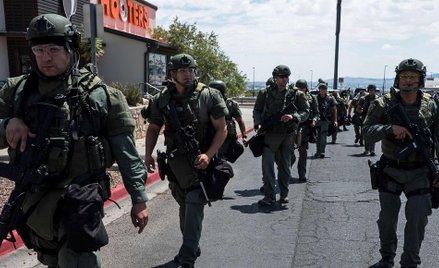 Oddział specjalny policji na ulicy w El Paso