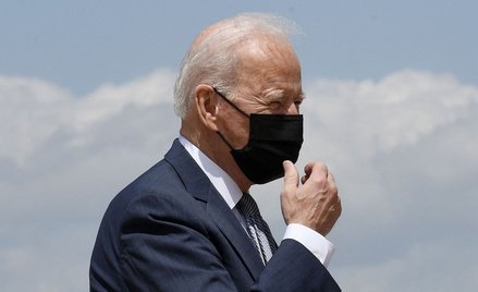 Czy Biden powinien przystępować do komunii świętej? Spór biskupów