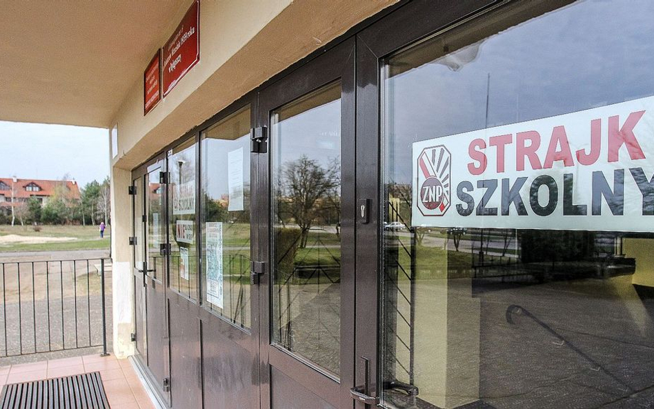 Strajk nauczycieli wciąż groźny dla uczniów - rozmowy MEN ze związkowcami odroczone