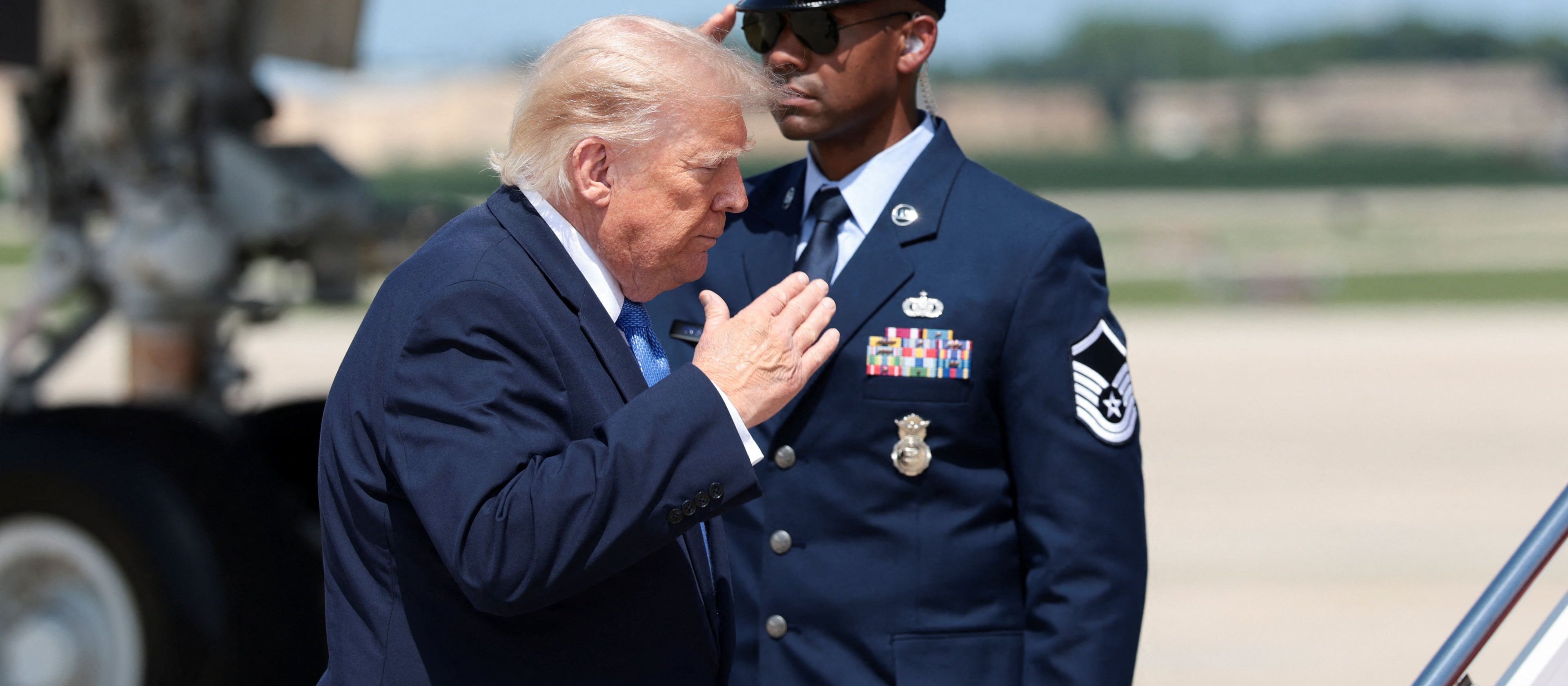 38-latek z amunicją na polu golfowym należącym do Donalda Trumpa. Robił zdjęcia