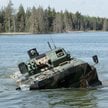 Żołnierze 15. Giżyckiej Brygady Zmechanizowanej podczas ćwiczeń pływania wozami bojowymi Borsuk na j