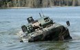 Żołnierze 15. Giżyckiej Brygady Zmechanizowanej podczas ćwiczeń pływania wozami bojowymi Borsuk na j