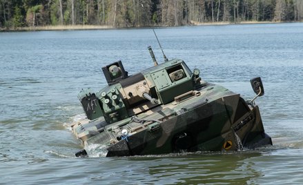Żołnierze 15. Giżyckiej Brygady Zmechanizowanej podczas ćwiczeń pływania wozami bojowymi Borsuk na j