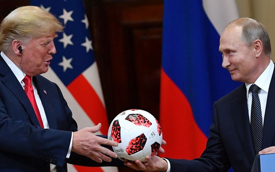 Piłka od Putina dla Trumpa zawiera czip. Ale nie szpiegowski
