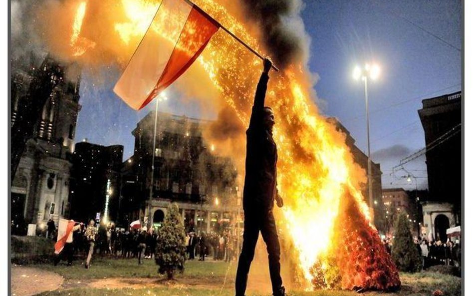 Płonąca tęcza i flaga. Kontrowersje wokół nagrody za zdjęcie