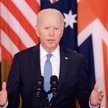 Prezydent Joe Biden ogłasza porozumienie na tle flag sojuszników: USA, Wielkiej Brytanii, Australii
