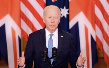 Prezydent Joe Biden ogłasza porozumienie na tle flag sojuszników: USA, Wielkiej Brytanii, Australii