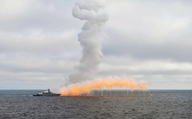 Rosyjski okręt tuż po wystrzeleniu pocisku Kalibr