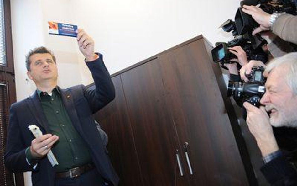 Janusz Palikot pali kadzidełko