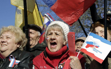 Manifestanci deklarujący poparcie dla odłączenia Krymu od Ukrainy i przyłączenia go do Federacji Ros