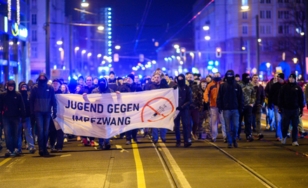 Magdeburg, koniec grudnia 2021. Demonstranci z transparentem „Młodzież przeciwko obowiązkowym szczep