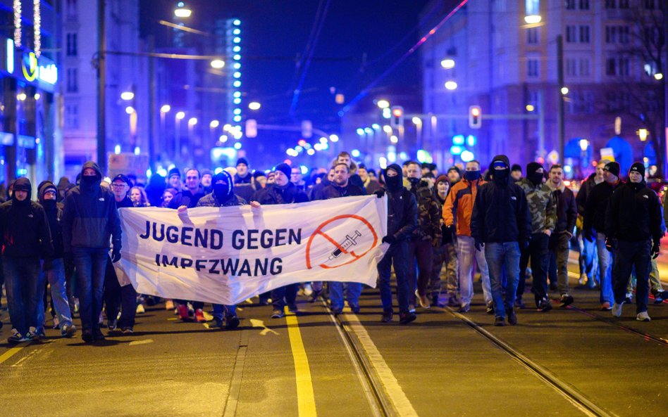 Magdeburg, koniec grudnia 2021. Demonstranci z transparentem „Młodzież przeciwko obowiązkowym szczep